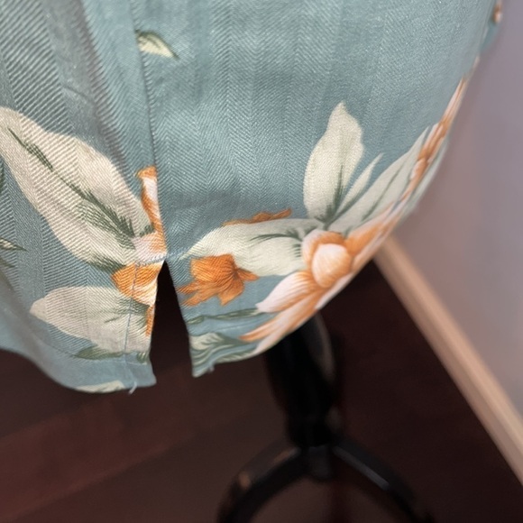 Tommy Bahama 100% SILK
Hawaiian Shirt Men's MEDIUM
Light green w/ Beige Flowers - Picture 5 of 10